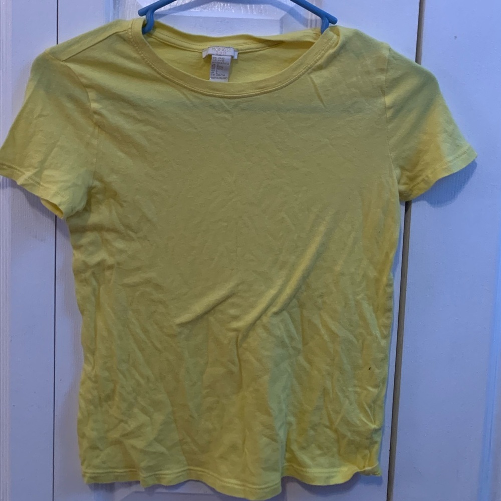 yellow shirt, kind of crop